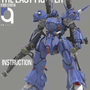 Może przedstawiać: Niebieska figurka robota mecha z napisem MS-18E THE LAST FIGHTER 1/100 STATUE INSTRUCTION. Postać posiada spiczastą głowę, kolce na ramionach i duży karabin. Ma masywną, opancerzoną konstrukcję z szarymi przegubami mechanicznymi i detalami.