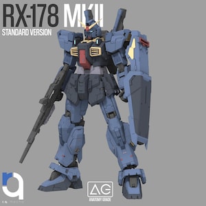 Könnte beinhalten: Ein blau-dunkelgraues RX-178 MKII Standard Version Robotermodell. Die Figur hat eine gelbe V-förmige Antenne, einen roten Brustakzent und goldfarbene Lüftungsschlitze. Sie hält ein langes Gewehr in der rechten Hand und einen großen Schild am linken Arm.