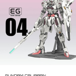 Op de afbeelding: Een Elite Grade 04 Gundam Calibarn modelset in wit, grijs en roze met een lang geweer en schild op een donkergrijze voet. De tekst bevat EG ELITE GRADE, 04, GUNDAM CALIBARN, SCALE: 1/100 en TOTAL HEIGHT: 21,5 cm.