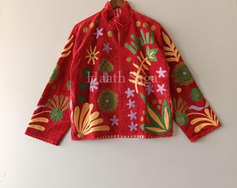 Chaqueta Suzani de terciopelo rojo bordada a mano – Abrigo bohemio floral