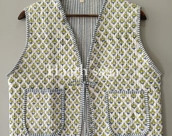 Handgemaakt omkeerbaar gewatteerd patchwork hemd | Boho katoenen gilet met bloemen | Artisan mouwloos jack