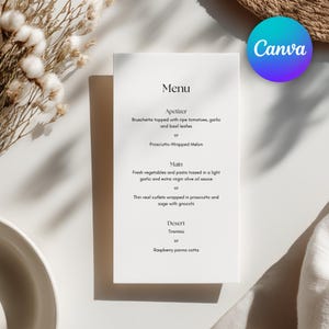 Może przedstawiać: Biała karta menu ze słowem "Menu" na górze. Menu zawiera opcje przystawek, dań głównych i deserów. Logo Canva znajduje się w prawym górnym rogu. Suche kwiaty i biała miska w tle.