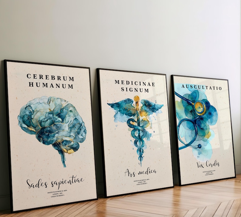 Puede incluir: Tres impresiones art&iacute;sticas m&eacute;dicas enmarcadas. La primera presenta una ilustraci&oacute;n de cerebro en acuarela, la segunda un caduceo y la tercera un estetoscopio. Cada impresi&oacute;n tiene un fondo beige y un marco negro, con texto en lat&iacute;n.