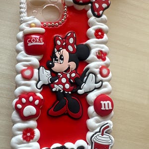 Cover iPhone 13 Minnie – fatta a mano in stile kawaii con panna finta e charms