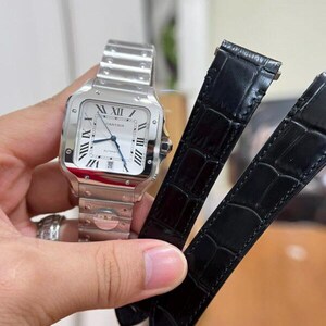 Reloj Cartier Santos con esfera blanca de 40 mm. Incluye caja, etiqueta y documentación.