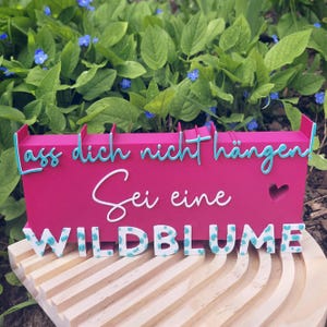 Könnte beinhalten: Ein Set aus drei Keramikbechern mit gesprenkelter, matter Oberfläche. Die Becher sind in Creme-, Hellgrau- und Dunkelgrautönen gehalten. Jeder Becher hat ein schlichtes, minimalistisches Design.