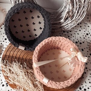 3D-fil – Virkat basset med 4 – Rosetter – 16 och 22 cm i diameter – med matchande etiketter och etikett