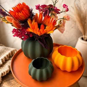 Arquivo 3D - 3 lanternas/vasos de flores em formato de abóbora em tamanhos diferentes.