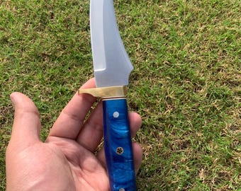 Cuchillo de caza, hoja de acero D2 de espiga completa, mango de resina con funda de cuero.