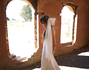 Venta de muestra del vestido Lana / Vestido de novia con vuelo y ajuste hecho a mano de Black Licorice Bridal Couture