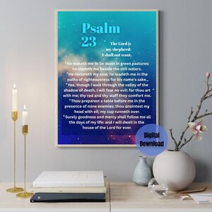 Può includere: Una stampa incorniciata con il testo del Salmo 23 su uno sfondo blu e verde acqua. Le parole "Salmo 23" sono in alto, con la frase "Il Signore è il mio pastore: non mancherò di nulla." Il testo "Download digitale" è in un cerchio blu.