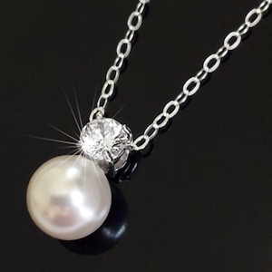 パール CZ ブライダルネックレス、ホワイトパールドロップペンダント、ウェディングパール華奢ネックレス、ミニマリストパールブライダルネックレス、シングルパールネックレス