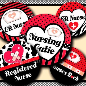 Pode incluir: Conjunto de seis adesivos redondos pretos e vermelhos com texto e imagens brancas. Os adesivos apresentam diferentes designs com tema de enfermagem, incluindo "ER Nurse", "Nursing Cutie", "Registered Nurse" e "Nurses Rock".