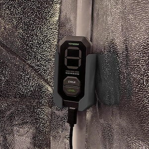 Puede incluir: Un controlador digital negro y gris con la marca "YIVOSUN". Tiene una pantalla digital y dos botones con las etiquetas "CYCLE" y "LEVEL". Está montado sobre una superficie reflectante plateada.