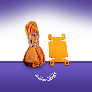 Puede incluir: Un sistema de polea naranja con una cuerda y un mosquetón de metal. También se incluye una placa de montaje naranja a juego. La cuerda es naranja con motas blancas. El logotipo "growgrowgadget" está en la parte inferior.