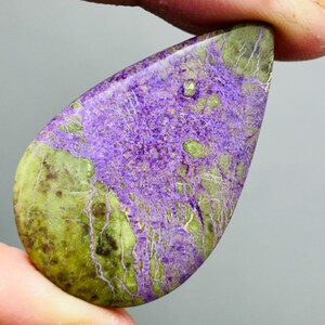 Fantastisk kvalitet 100% naturlig stichtit cabochon oval form stichtit lila cabochon lös ädelsten för att göra smycken