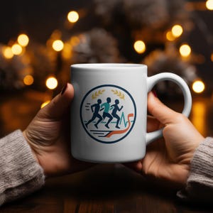 Lauftasse mit Herzschlaglinie, Lorbeerkranz und drei dynamischen Läufersilhouetten, perfekt als Geschenk für Läufer