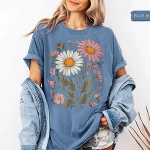 Daisy Floral T-Shirt – Boho Flower Graphic, Nature-Inspired Tee, Spring Blossom Shirt, Gift for Flower Lovers, Gift for Flower Enthusiasts