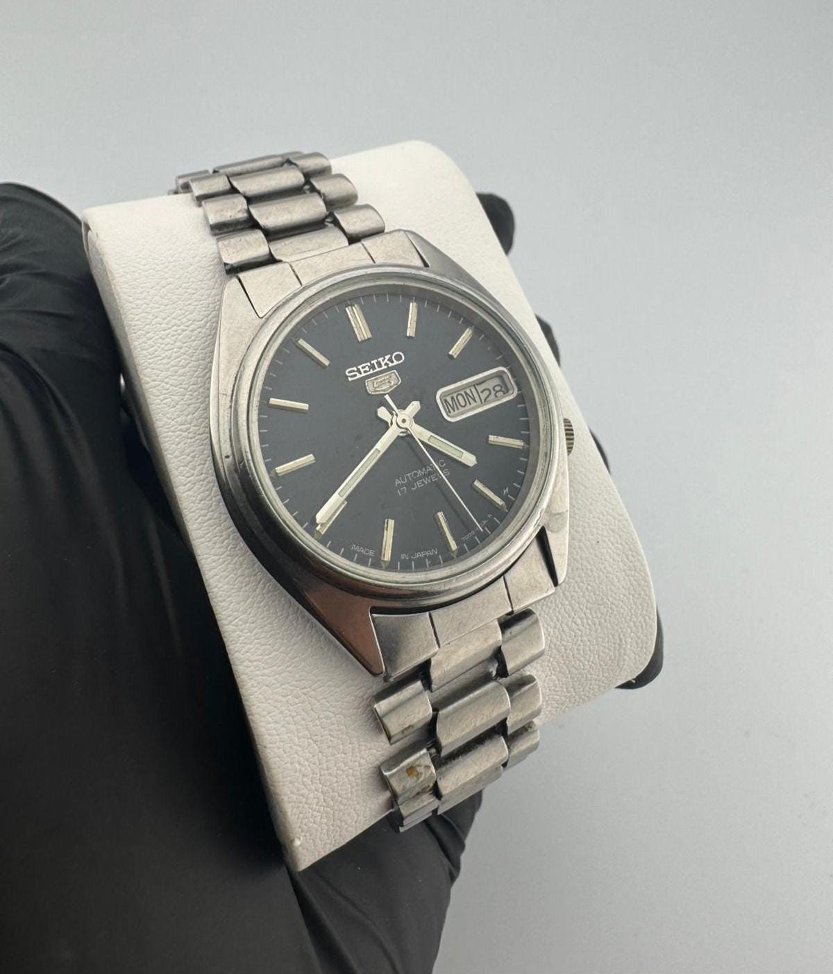 Seiko 5 Automatic 17 Jewels- Vintage Wrist Watch - Made in Japan