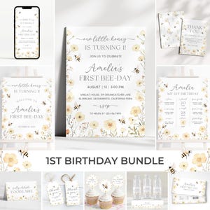 Puede incluir: Un conjunto de artículos para fiestas con temática de abejas. Incluye invitaciones, carteles de bienvenida, tarjetas de agradecimiento, adornos para cupcakes, etiquetas para botellas de agua y una etiqueta para alimentos. El texto dice "Amelia's First Bee-Day".