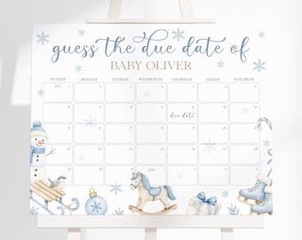 Op de afbeelding: Een wit bord op een ezel met de tekst "raad de vervaldatum van BABY OLIVER". Het bord is een kalender met sneeuwvlokken en winterthema-illustraties. De kalender heeft een sneeuwpop, een schommelpaard en schaatsen.