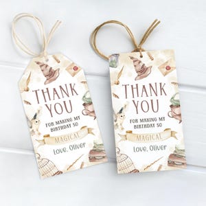 Op de afbeelding: Twee rechthoekige cadeaulabels met een aquarelontwerp. De labels tonen een bruine sorteerhoed, een uil en de woorden "Thank You" en "Magical". De tekst "For making my birthday so" en "Love, Oliver" is ook opgenomen.