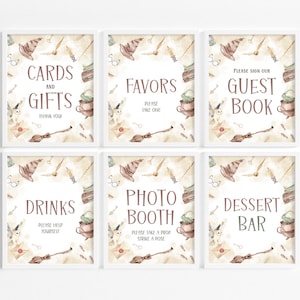 Puede incluir: Seis letreros enmarcados con un tema de acuarela. Los letreros dicen "Tarjetas y regalos", "Favores", "Libro de visitas", "Bebidas", "Fotomatón" y "Barra de postres". Cada letrero tiene elementos decorativos.