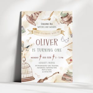 Puede incluir: Invitación con temática de mago con ilustraciones en acuarela. El texto dice: "Llamando a todas las brujas y magos, ven a celebrar con nosotros, Oliver cumple un año". Incluye un sombrero, un búho, llaves y una escoba.