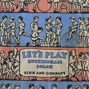 Pode incluir: Dois livros de capa dura vintage com lombadas pretas. O livro da esquerda intitula-se Come With Me de Buckingham Dolch, com riscas diagonais vermelhas e ilustrações de crianças. O livro da direita intitula-se Let's Play de Buckingham Dolch, Ginn and Company, com painéis horizontais azuis e cor-de-rosa que mostram crianças a brincar.