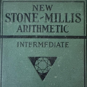 Peut inclure: Un livre vert vintage intitulé "New Stone-Millis Arithmetic: Intermediate" avec du texte noir et un motif géométrique. La couverture du livre comprend également le nom de l'éditeur, Benj. H. Sanborn & Co.