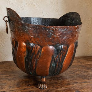 Grote ketel, antieke Franse cachepot, van gehamerd koper