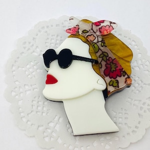 broche acrylique femme, broche fantaisie moderne, accessoire mode