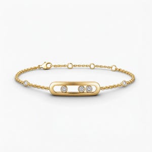Puede incluir: Una pulsera de cadena de oro amarillo con una barra ovalada horizontal central que contiene tres diamantes redondos engastados. La cadena incluye dos diamantes redondos engastados adicionales a cada lado y un cierre de mosquetón.