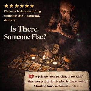 Könnte beinhalten: Werbung für eine Tarot-Lesung. Das Bild zeigt den Text "Gibt es noch jemanden?" und "Eine private Tarot-Lesung, um zu enthüllen, ob sie heimlich mit jemand anderem zusammen sind." Die Szene umfasst Tarotkarten, Kerzen und eine Person.