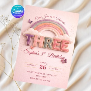 Puede incluir: Una invitación de cumpleaños rosa con un arcoíris y la palabra "THREE" en letras grandes en 3D. La invitación incluye el texto "Sophia's 3rd Birthday" y los detalles del evento. La esquina superior izquierda tiene un logotipo "Editable in Canva Instant Download".