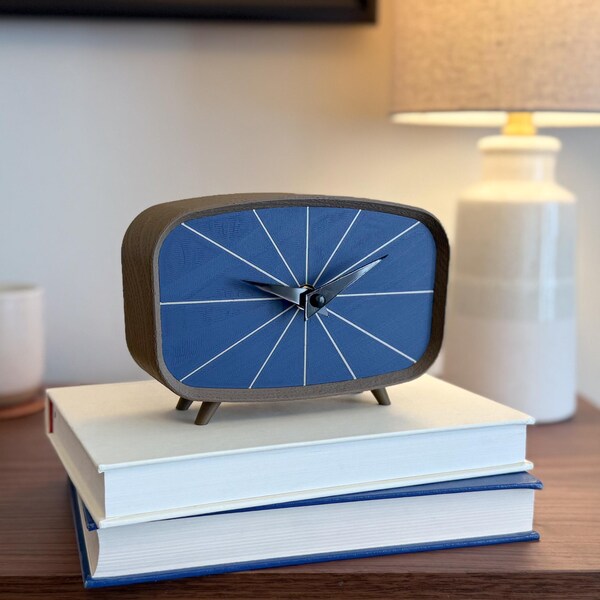 Reloj moderno de mediados de siglo: estampado en nogal y esfera con vetas de madera azul marino, decoración de escritorio retro.