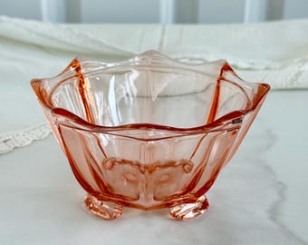 Zuccheriera Art Déco in vetro rosa stile Depression Glass con piedistallo, bordo smerlato in vetro pressato, vintage anni '30.