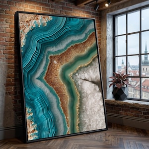 Puede incluir: Impresión artística abstracta enmarcada que presenta un primer plano de una geoda. La obra de arte muestra capas de formaciones cristalinas turquesas, marrones y blancas. La impresión enmarcada se exhibe contra una pared de ladrillo y un suelo de madera.