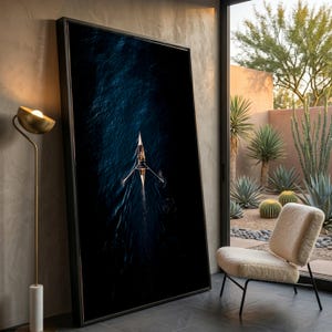 暗い水面に浮かぶ一人乗りのボートを描いたキャンバスウォールアート、空撮自然風景、穏やかな水辺の風景、航海をテーマにしたインテリア、すぐに飾れます