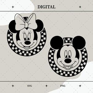 Puede incluir: Ilustraciones digitales en blanco y negro de Mickey y Minnie Mouse. Minnie Mouse tiene un gran lazo. Ambos personajes están en un marco circular con un patrón de cuadros. La palabra "DIGITAL" está en la parte superior, y "SVG" y "PNG" en la parte inferior.