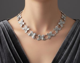 Schmetterling Anhänger Halskette mit Schloss | Modernes Luxus-Accessoire für Frauen | Süßer und modischer Geschenktrend