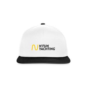 Op de afbeelding: Een witte baseballpet met een zwarte klep. De pet toont de tekst "N'FUN YACHTING" in zwart, met een geel "N"-ontwerp. De hoed is een klassieke snapback-stijl.