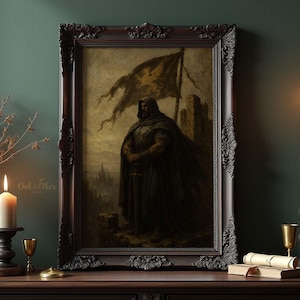 Puede incluir: Pintura enmarcada de una figura medieval con vestimenta oscura, sosteniendo una espada, con una bandera rasgada al fondo. La obra de arte está ambientada en un estilo gótico oscuro, con un marco marrón oscuro detallado y ornamentado. El tema general es arte histórico y fantástico.