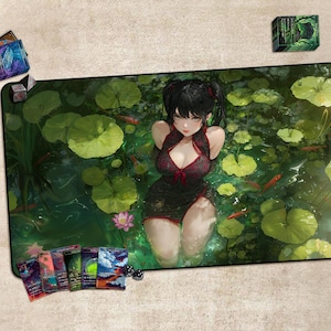 Gamingbureaumat, speelmat voor TCG, cadeau, grote muismat, gamekaartmat (met of zonder zones) met koi gevulde vijver Cheongsam Lady