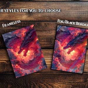 Pu&ograve; includere: Una tazza di ceramica bianca con manico nero e la scritta "But First, Coffee" in grassetto nero. La tazza &egrave; posta su uno sfondo neutro, evidenziando il suo design semplice.