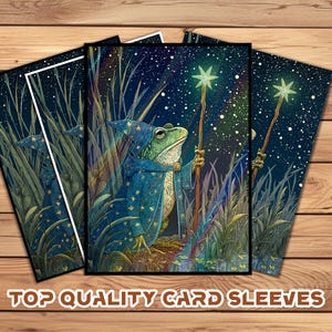 Op de afbeelding: Kaarthoezen met een fantasie-illustratie van een kikker-tovenaar met een staf tegen een sterrenhemel. De kikker draagt een blauwe jurk met gouden sterren. De tekst "TOP QUALITY CARD SLEEVES" staat onderaan.