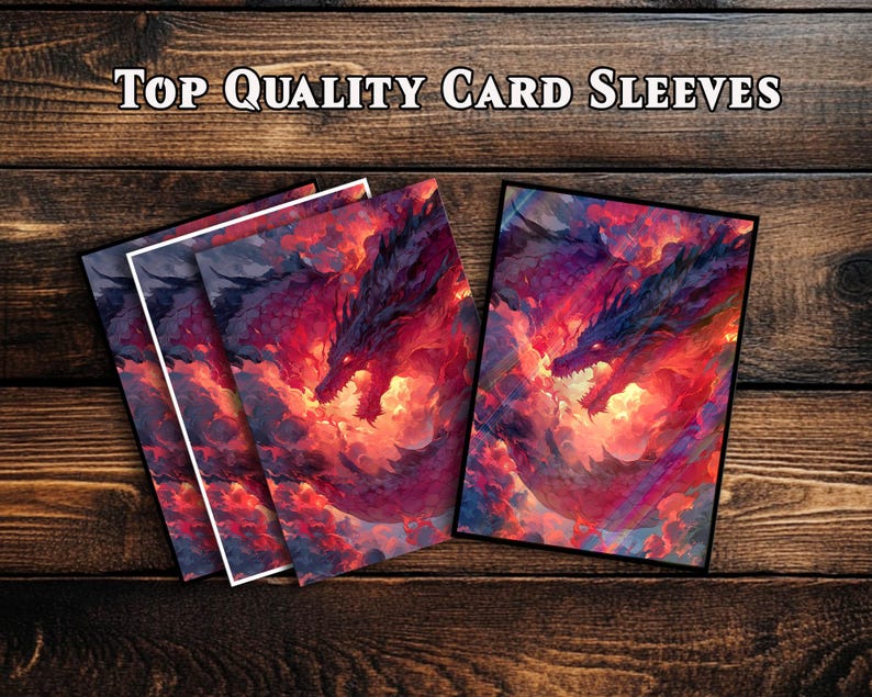 Pu&ograve; includere: Maniche per carte con un design a drago nei toni del rosso, viola e arancione. Le maniche presentano un'illustrazione di drago infuocato. Il testo "Top Quality Card Sleeves" &egrave; visualizzato in alto. Le maniche sono esposte su una superficie di legno.