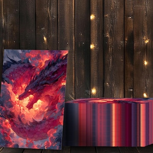 Pu&ograve; includere: Un'opera d'arte vibrante raffigura un drago rosso avvolto da fiamme e nuvole. Le squame e i dettagli del drago sono visibili. Una pila di carte con una combinazione di colori simile &egrave; accanto all'opera d'arte. Lo sfondo &egrave; una superficie di legno scuro.