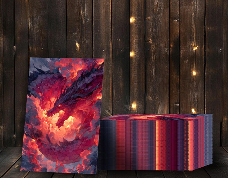 Pu&ograve; includere: Un'opera d'arte vibrante raffigura un drago rosso avvolto da fiamme e nuvole. Le squame e i dettagli del drago sono visibili. Una pila di carte con una combinazione di colori simile &egrave; accanto all'opera d'arte. Lo sfondo &egrave; una superficie di legno scuro.