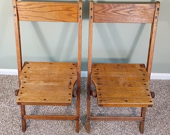 2 Cadeiras Dobráveis Antigas Vintage em Madeira Ripada da Snyder Chair Co. EUA